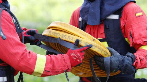 Miembros de la Unidad Militar de Emergencias (UME) tras participar en la extincin de un incendio en Naves 