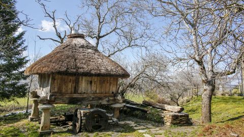 El hórreo de Fillobal es una muestra del patrimonio etnográfico de Triacastela. Se encuentra en el recorrido del Camino de Santiago