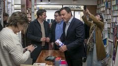 Formoso utiliz su bono durante una visita a la villa noiesa en la que estuvo acompaado por los regidores de Noia y Boiro.