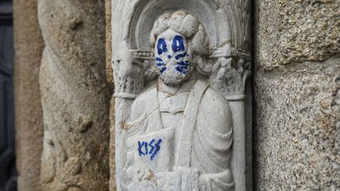 Una de las esculturas de la fachada de Prater�as apareci� con una pintada el pasado agosto 