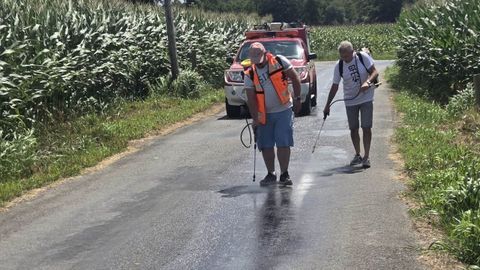 Limpieza de un vertido de combustible en Mazaricos