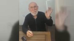 Captura del v�deo que circula por Internet mostrando la sencilla forma de hacerse una pantalla de protecci�n con un elemento pl�stico transparente y un taladro de folios. Si se usan gafas, no es necesario nada m�s