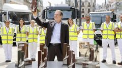 Caballero muestra el premio Escoba de Platino 2026 en un acto en la Porta do Sol en Vigo.
