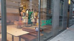 Pintadas contra Israel en el cristal del McDonald's del Cantn Pequeo