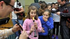 Los alumnos disfrutan probando los instrumentos, y algunos generan bastantes sorpresas