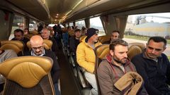 Trabajadores de Alcoa San Cibrao van en autob�s a la concentraci�n de Avil�s