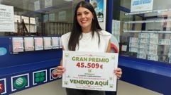 Victoria Tuñas, empleada de la nueva gerencia, se encarga ahora de la atención al público