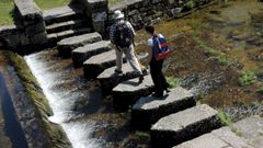 Peregrinos cruzando el r�o en Oseira