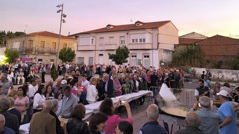 La gran paella que puso fin a las fiestas de Sober estaba pensada para seiscientas personas