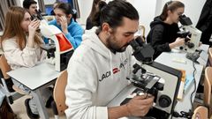 Imagen de archivos de alumnos de Anatom�a Patol�xica en la escuela de Povisa, en Vigo