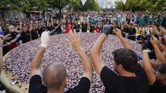 Una treintena de pulpeiros llenaron a rebosar un plato de 5,37 metros de di�metro.