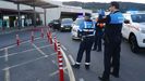 Polica local, bomberos y miembros de Proteccin Civil aplauden a los trabajadores del Hospital Central de Asturias (HUCA)