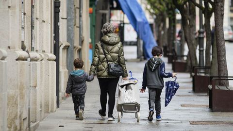 Una mujer pasea con dos ni�os, en una imagen de archivo