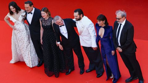 El equipo art�stico del filme �La venus el�ctrica�, posando en la alfombra roja del festival de Cannes, inaugurado este martes con la proyecci�n de la pel�cula que dirige Pierre Salvadori (en el centro de la imagen).