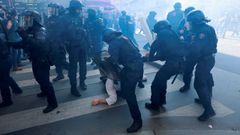 Antidisturbios detienen a un manifestante en Pars
