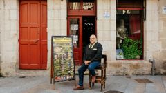 Perico, frente a la que fue su taberna, en el casco histórico de Ourense