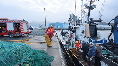 Achicando agua del pesquero en Celeiro