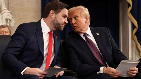 El vicepresidente electo, el exsenador J.D. Vance, habla con el presidente electo de Estados Unidos, Donald Trump, a su llegada a las ceremonias de inauguracin