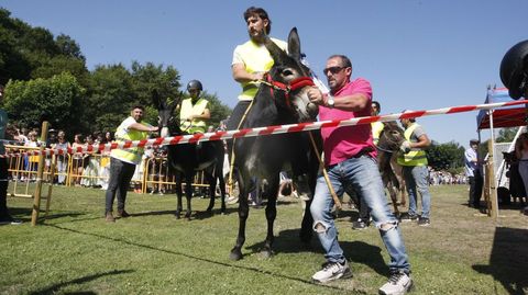 Sergio Freire y  Dinamita , en la salida de la final