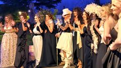 La dise�adora Eli Conde con las modelos, peinadas y maquilladas por alumnado del IES Carvalho Calero. 