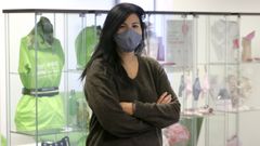 Rosal�a Fern�ndez, psic�loga de la AECC, delante de los productos solidarios que vende la entidad para recaudar fondos para la lucha contra el c�ncer