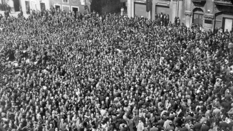 Multitudes en el centro de Gijn en una fotografa que pudo haber sido tomada en 1931 o el 14 de abril de 1932, es decir, en el primer aniversario del Da de la Repblica. Es un positivo del fondo de Patricio Adriz que lleva el sello de Foto Klark