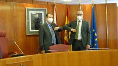 El alcalde de Vigo, Abel Caballero, y el nuevo concejal Pablo Est�vez, durante su toma de posesi�n