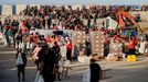 Una multitud de migrantes cerca de un punto de distribuci�n de alimentos en la playa del Trampol�n, en Ceuta.
