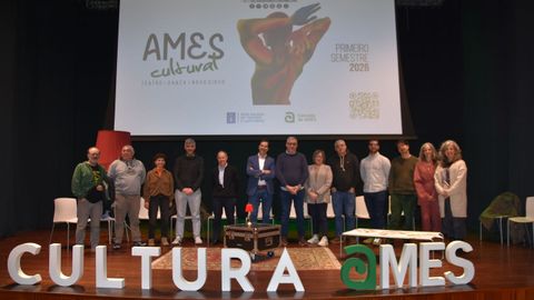 O alcalde, o director da Agadic, a t�cnica de Cultura de Ames e representantes das compa��as presentaron este luns a programaci�n