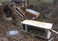 Restos de una nevera en Pastoriza, uno de los lugares m�s castigados.