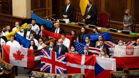 Los parlamentarios ucranianos desplegaron en la Rada  banderas de los pa�ses que han ofrecido ayuda al pa�s.