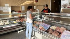 Iago Canto, atendiedo a una clienta en su nuevo establecimiento. 