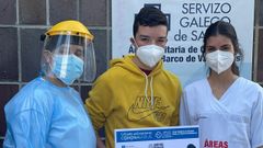 Adri�n L�pez, PCR n�mero 300.000 en Ourense, junto a personal sanitario