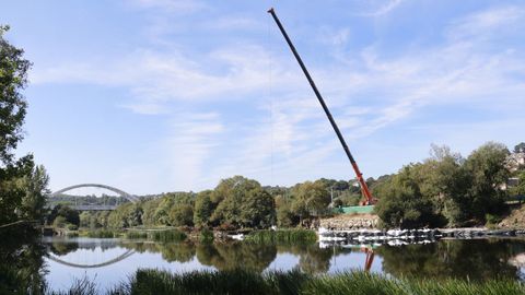 Colocan grandes sacos en el ro Mio en Lugo para reconstruir el caneiro de Acea de Olga