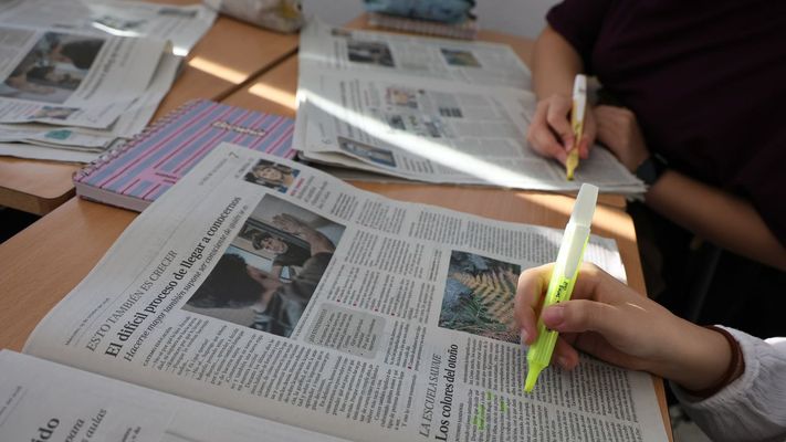 Alumnos del CPI Julia Becerra, de Ribadumia, usando La Voz de la Escuela (LVE)