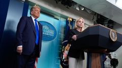 Donald Trump, este viernes en una rueda de prensa junto a la fiscal general estadounidense, Pam Bondi.