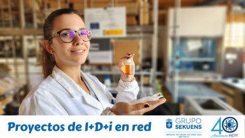 Florencia Ridella, encargada de la parte experimental del proyecto, posa con un frasco de aceite residual de cocina recogido por Recinorte S.L., y en la otra un biopl�stico sintetizado a partir de ese aceite.