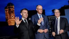 El canciller alem�n, Friedrich Merz, el presidente franc�s, Emmanuel Macron, y el primer ministro brit�nico, Keir Starmer, se re�nen en la azotea de un hotel que alberga la 62.� Conferencia de Seguridad de M�nich (MSC, por sus siglas en ingl�s).