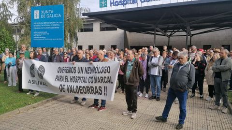 Asilival volvió a concentrarse un jueves más ante el Hospital Comarcal de Valdeorras para reclamar una consulta de Neumología abierta a diario.