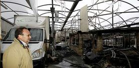 Las llamas se originaron en la oficina de Viveiros Compostela, cuyos propietarios cifran los da�os en un mill�n de euros.