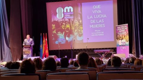 El presidente del Principado, Adrin Barbn, en el acto institucional del Da Internacional de las Mujeres 2022, celebrado en la Casa de la Cultura de Moreda, en Aller