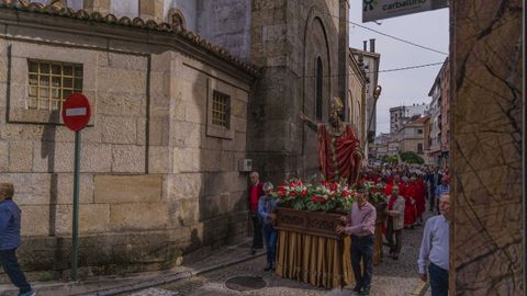 La imagen del santo recorri las calles de O Carballio acompaada por los fieles