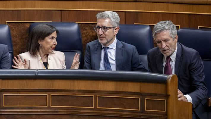 Margarita Robles y Fernando Grande-Marlaska (derecha), en una sesi�n en el Congreso de los Diputados.