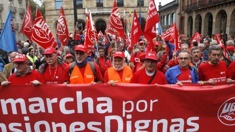 Participantes en la Marcha por las pensiones dignas, a su salida de la Plaza Mayor en Gij�n