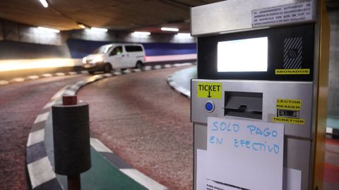 Párking de San Clemente, en Santiago, con el aviso del pago solo en efectivo