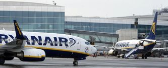Ryanair acaba de anunciar la apertura de una base propia en Santiago, y cuenta desde el 2005 con otra con 3 aviones en Oporto. 
