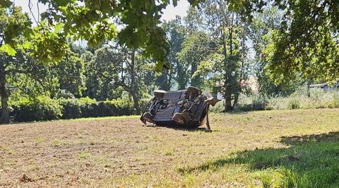 Coche volcado a la altura de los Galgos, en Oleiros.