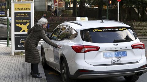 Una usuaria coge un taxi en la Praza de Galicia, en el centro de la capital gallega