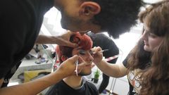 Alumnos del Carballo Calero maquillaron a los asistentes a la feria educativa para dar a conocer sus ciclos de est�tica