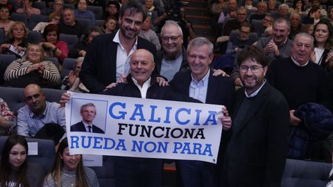 Rueda, con Diego Calvo, n�mero uno por A Coru�a, el alcalde de Arteixo, Carlos Calvelo, junto a Antonio Rodr�guez, un simpatizante del PP c�lebre por hacer carteles con los candidatos del partido.